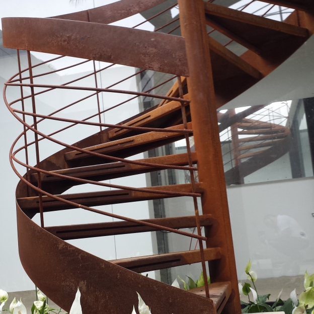 <p>
	Escada "casca de laranja" em A&ccedil;o Corten....&nbsp;&nbsp;&nbsp; ...By Diego Espirito Santo</p>
